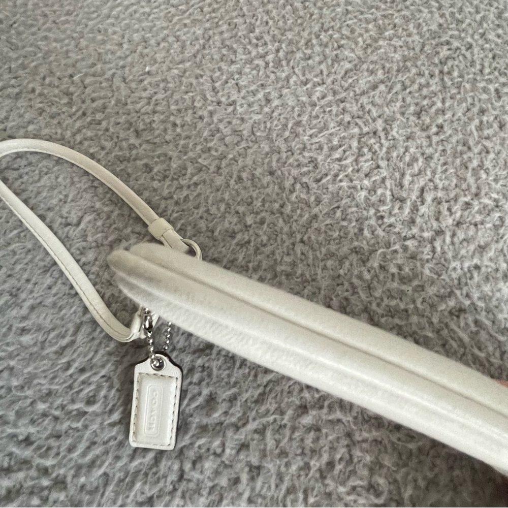 COACH Wristlet size 6''x4'' White Leather with strap zip Logo blue lining - Picture 6 of 11